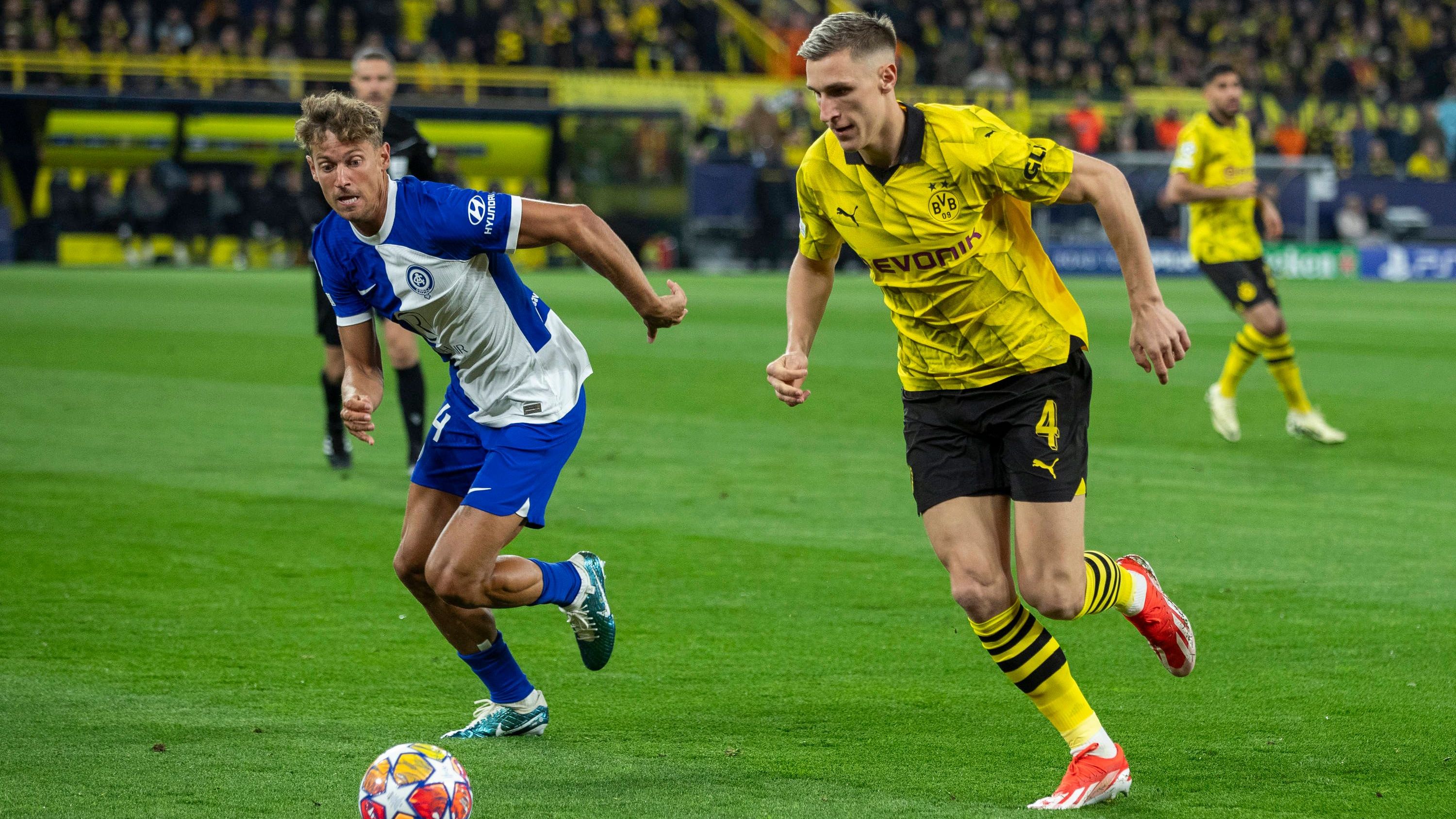 <strong>Nico Schlotterbeck (Borussia Dortmund)</strong><br>Giftig und konsequent in den Zweikämpfen, auf der Höhe und nicht aus der Ruhe zu bringen, auch gegen unbequeme Spanier nicht. Ist diesmal der Fels in der Brandung, grätscht jede Menge weg. <strong>ran-Note: 2</strong>