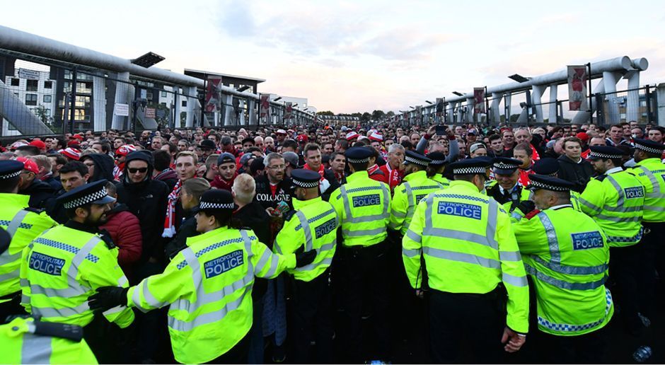 
                <strong>Ausschreitungen in London</strong><br>
                Blocksturm, Ausschreitungen, Verzögerung des Anpfiffes: So haben sich die Kölner ihre Rückkehr in den europäischen Wettbewerb nicht vorgestellt. 25 Jahre nachdem der Klub letztmals international vertreten war, haben Anhänger in London randaliert.
              