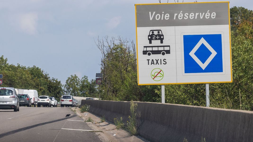 Für Autofahrer:innen, die das neue französische Verkehrszeichen für Fahrgemeinschaften missachten, könnten demnächst Bußgelder drohen.&nbsp;