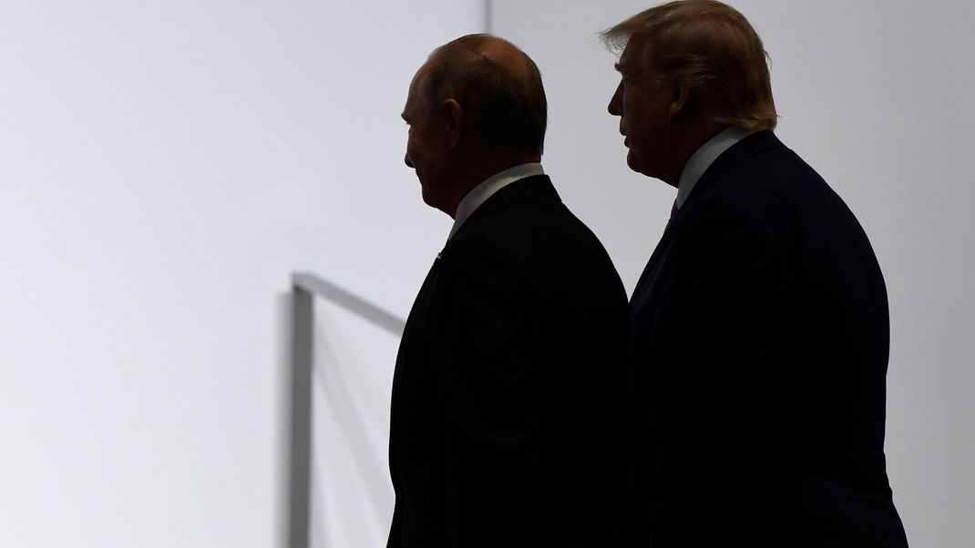 US-Präsident Donald Trump und Russlands Präsident Wladimir Putin gehen gemeinsam beim G20-Gipfel in Osaka, Japan, am 28. Juni 2019. 