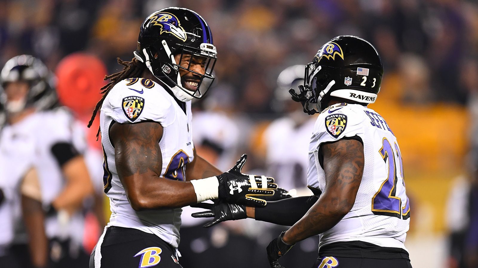 
                <strong>21. Duell: Ravens beenden Steelers-Serie</strong><br>
                Nach drei Niederlagen in Folge gewinnt das Team von John Harbaugh mal wieder gegen Pittsburgh. Mit dem 26:14-Erfolg beenden sie auch die Siegesserie der Steelers, die in neun vorherigen Sunday Night Games als Sieger vom Platz gegangen waren. Der Grund dafür ist die starke Defense um Tony Jefferson (links). Harbaugh führt 11:10
              