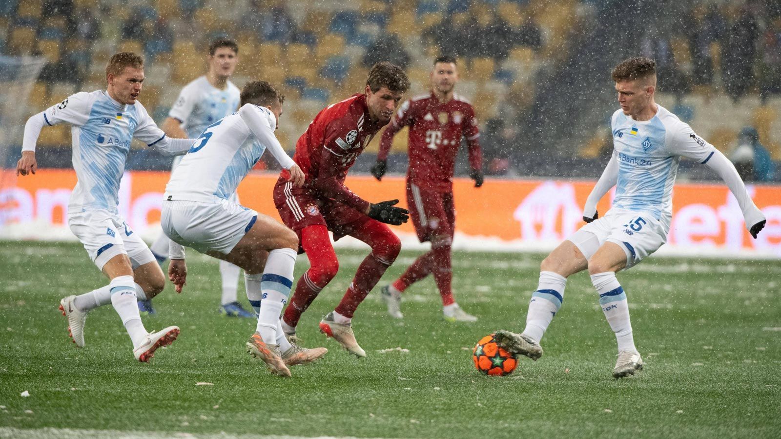 
                <strong>Thomas Müller</strong><br>
                Müller war zunächst nicht wirklich gut im Spiel, vor dem 2:0 ließ er aber den Ball geschickt für Coman durch und zeigte dabei einmal mehr seine ganze Cleverness. Hatte fast immer die Füße im Spiel, wenn es gefährlich wurde. ran-Note: 2
              