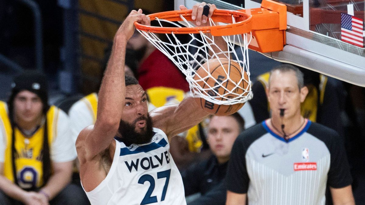 NBA, Basketball Herren, USA 2024: Lakers 110:103 Timberwolves - 22 Oct 2024 Minnesota Timberwolves Rudy Gobert 27 dunks against the Los Angeles Lakers during an NBA basketball game at Crypto.com Ar...