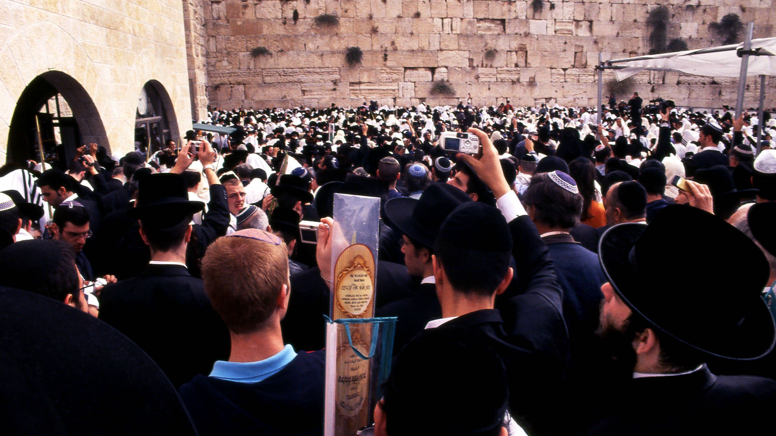 Die Klagemauer in Jerusalem ist eine religiöse Stätte, zu der viele jüdische Gläubige an Pessach pilgern.