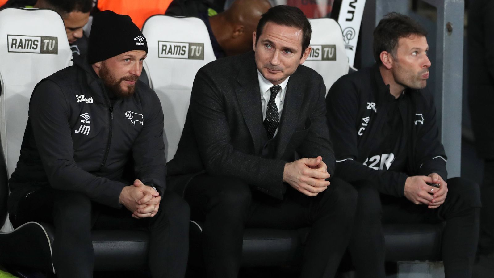 
                <strong>Frank Lampard: Sein Einstieg als Trainer</strong><br>
                Bei Derby Country wurde im Sommer 2018 der Trainerposten frei, weil deren Übungsleiter Gary Rowett zu Stoke City wechselte. Frank Lampard wurde daraufhin zum neuen Cheftrainer ernannt und sagte: "Ich wollte schon immer einen Klub mit so viel Tradition und Geschichte wie Derby County trainieren." Obwohl er keinerlei Trainererfahrung hatte, bekam er einen Dreijahresvertrag vorgelegt. Derbys Vorstandvorsitzender Mel Morris sagte: "Er hat den Charakter und das Charisma, um ein fantastischer Manager bei uns zu sein."
              