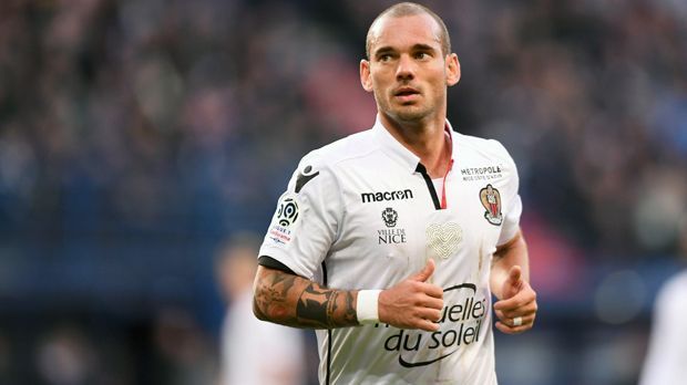 
                <strong>Wesley Sneijder</strong><br>
                Der Niederländer Wesley Sneijder zieht nach nur einem halben Jahr bei OGC Nizza schon wieder weiter. Der 33 Jahre alte Mittelfeldspieler verlässt den Ligue-1-Klub von Coach Lucien Favre nach nur fünf Ligue-1-Einsätzen ablösefrei in Richtung Katar. Dort schließt sich der frühere Champions-League-Sieger dem Al Gharafa Sports Club an. Sneijder unterzeichnete einen Vertrag über anderthalb Jahre bis zum Sommer 2019. Zuletzt wurde auch über einen Sneijder-Transfer in die MLS zum neugegründeten Klub Los Angeles FC spekuliert, doch nun entschied sich der Niederländer für einen Wechsel ins WM-Gastgeberland von 2022.
              