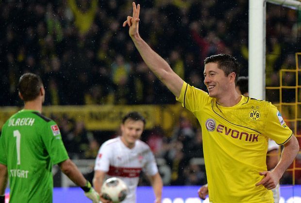 
                <strong>Borussia Dortmund - VfB Stuttgart 6:1</strong><br>
                Die zweite Hälfte wird zur Show des Robert Lewandowski. Der Pole schießt die Borussia mit drei Toren vorerst an die Tabellenspitze und bereitet einen weiteren Treffer vor
              