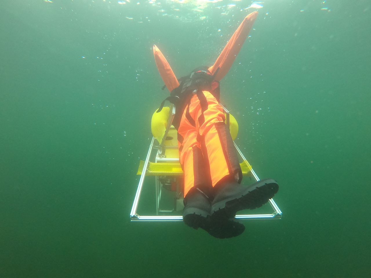 Ein Roboter-Rettungsschwimmer des Fraunhofer Instituts und der Wasserwacht Halle holt einen Dummy aus dem Wasser.