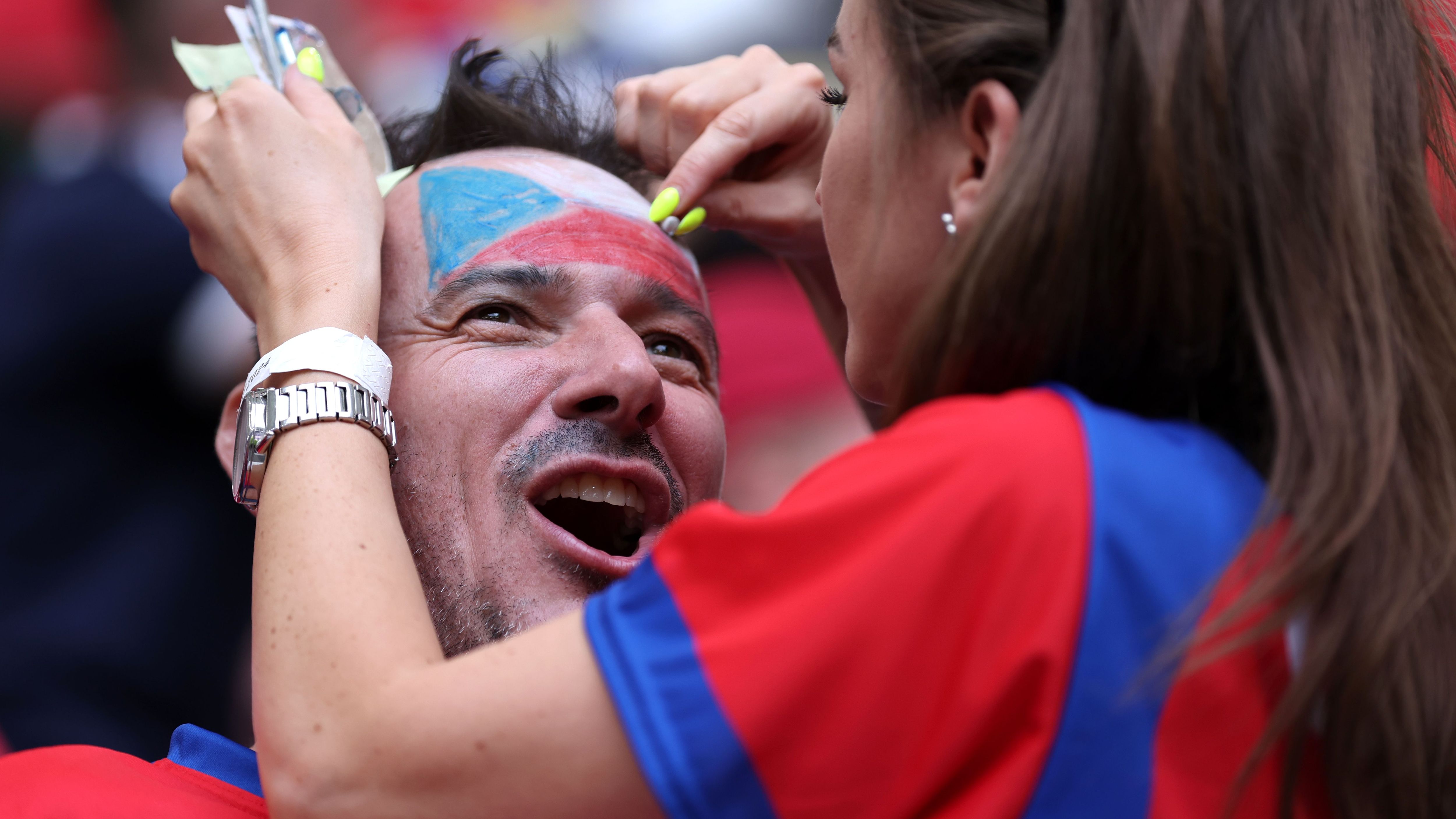 <strong>Schnell noch mal Farbe bekennen</strong><br>Vor dem Beginn der Partie gegen Georgien bekam dieser Fan der tschechischen Mannschaft noch mal seine auf die Stirn gemalte Flagge nachgezeichnet.