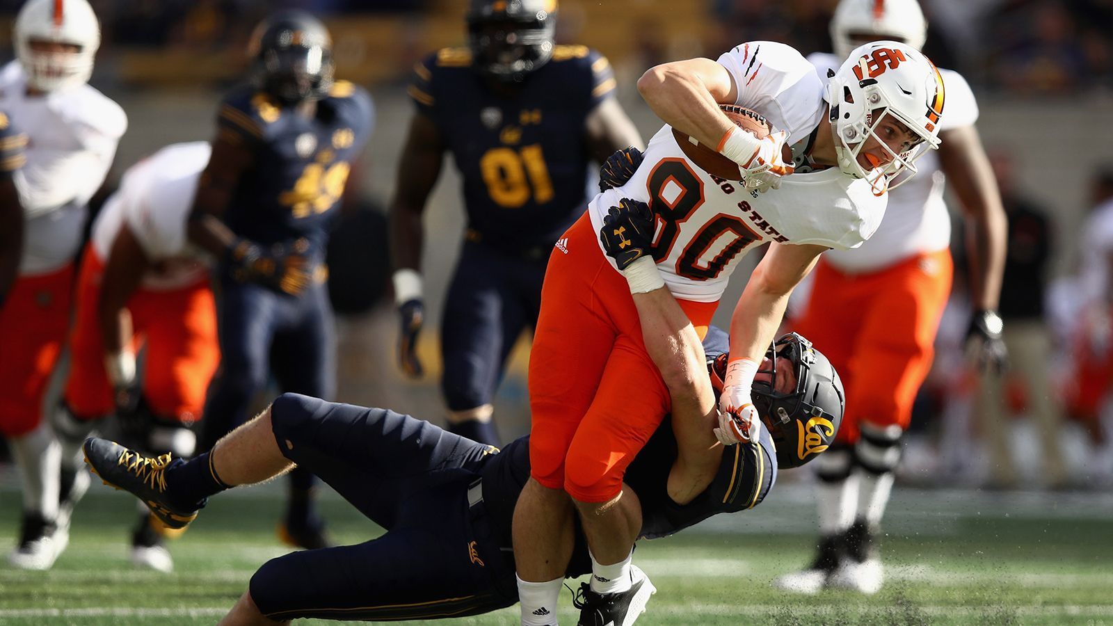 
                <strong>Tanner Conner, Wide Receiver (Idaho State) </strong><br>
                Tanner Conner gehört zu den ganz, ganz tiefen Sleepern und es wäre nicht verwunderlich, wenn er sich als Undrafted Free Agent einem NFL-Team anschließt. Der Wide Receiver spielte in einer niedrigen College-Liga für Idaho State. Vergangene Saison sammelte er knapp 750 Receiving Yards. Am College war Conner zudem im Leichtathletik-Team und überzeugte beim Senior Bowl mit einem 40-Yard-Dash in knapp 4,4 Sekunden. Und das, obwohl er knapp 1,90 Meter groß und 100 Kilogramm schwer ist. Er verfügt über eine seltene Kombination aus Größe, Gewicht und Geschwindigkeit, ist aber noch ein ungeschliffener Rohdiamant, der die Nuancen der Position noch lernen muss. Er könnte auch zum Tight End umfunktioniert werden. 
              