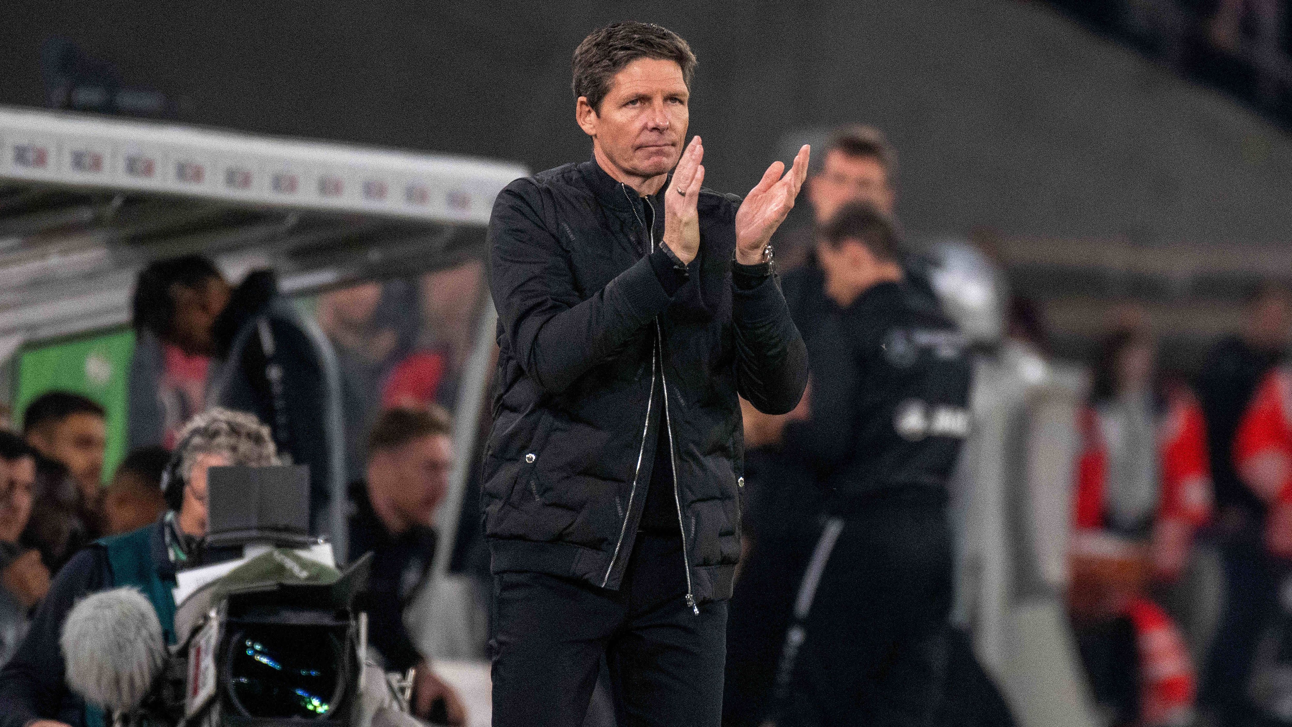 
                <strong>Eintracht-Trainer Glasner lobt Vorgehen bei VAR-Einsatz</strong><br>
                Frankfurts Trainer Oliver Glasner lobte hingegen das Vorgehen der Unparteiischen in der strittigen Szene. "Ich finde unabhängig von der Entscheidung, dass das Szenario genau so ablaufen muss. Der Schiedsrichter sollte sich die Zeit nehmen rauszugehen, es sich anzusehen und zu bewerten", so Glasner: "Das Szenario muss genau so sein, dass der VAR wieder mehr Akzeptanz bekommt." Frankfurts Sportvorstand Markus Krösche gestand jedoch ein, dass die Entscheidung auch gut gegen die Eintracht ausfallen hätte können: "Da haben wir schon Glück gehabt. Das kannst du auch anders pfeifen."
              