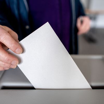 Ein Wähler wirft in einem Wahllokal seinen Stimmzettel für die Bundestagswahl in eine Wahlurne.