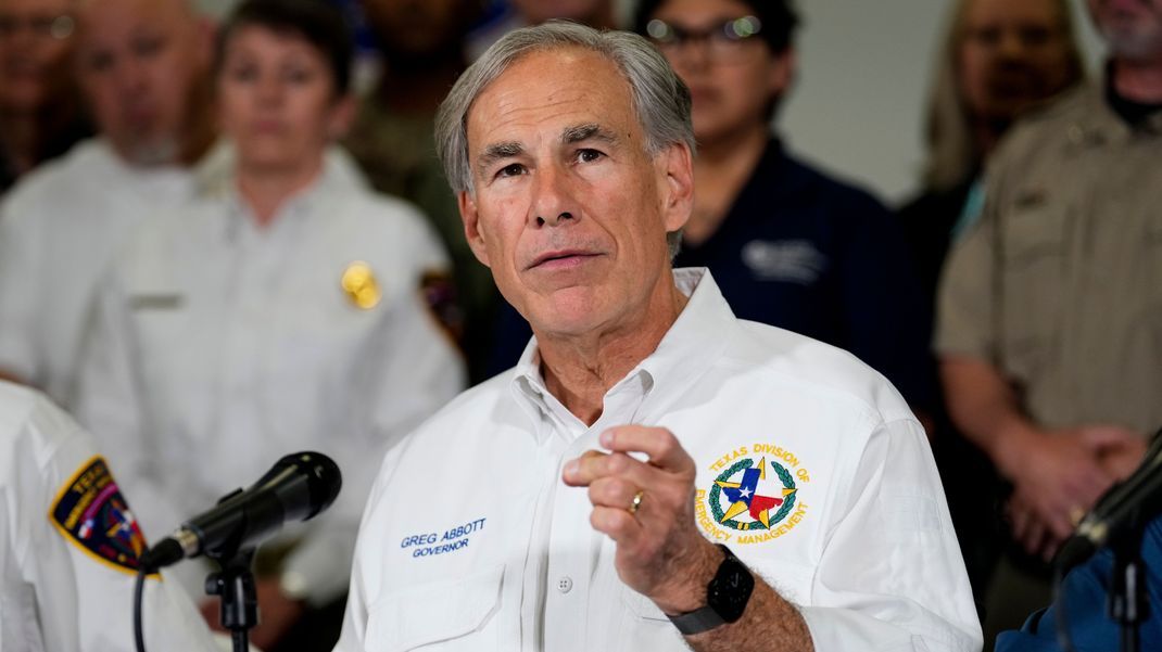 Der texanische Gouverneur Greg Abbott bei einer Pressekonferenz im Mai 2024.