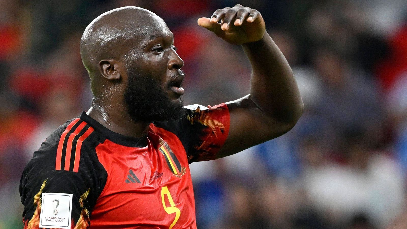 
                <strong>Romelu Lukaku (Belgien) </strong><br>
                Der Stürmer von Inter Mailand reiste verletzt nach Katar und sollte im Laufe des Turniers in die Mannschaft finden. Dieser Plan sah jedoch nicht vor, dass die Belgier bereits nach der Vorrunde ausscheiden. Im entscheidenden Spiel gegen Kroatien vergab der bullige Linksfuß gleich vier hochkarätige Chance, die Belgien ins Achtelfinale hätten schicken können. Mit dem Aus der belgischen Nationalmannschaft scheint auch das Ende der "goldenen Generation" eingeläutet. Zu dieser gehört auch der nächste enttäuschende Akteur, denn ...
              