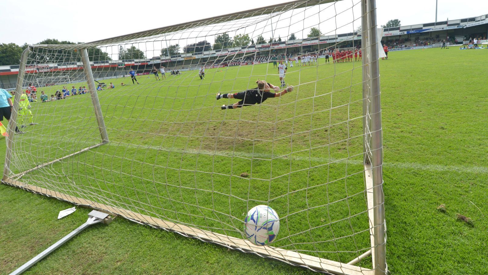 
                <strong>F-Jugend: 162 Tore in einer Saison</strong><br>
                Dass Niclas Füllkrug ein Knipser ist, beweist er bereits in der F-Jugend. Für die TuS Ricklingen erzielt der damals neunjährige Niclas unter seinem Papa Ata Füllkrug satte 162 Tore. Seine Stürmergene hat ihm sein Großvater Gerd mitgegeben, er stürmte in der zweiten Liga für Arminia Hannover.
              