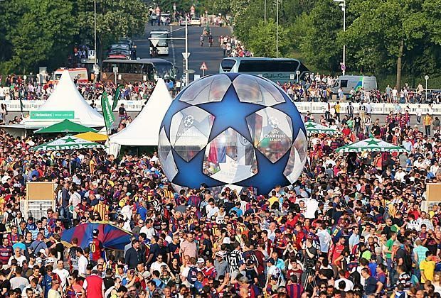 
                <strong>Champions-League-Finale: Juventus Turin vs. FC Barcelona</strong><br>
                Auch das offizielle UEFA-Fanfest am Brandenburger Tor ist ein beliebtes Ziel der Fußball-Touristen. Auf dem Pariser Platz können die Fans sogar Fotos von sich und dem Champions-League-Pokal machen. Interessierte Besucher müssen vorher aber bei brütender Hitze Schlange stehen.
              