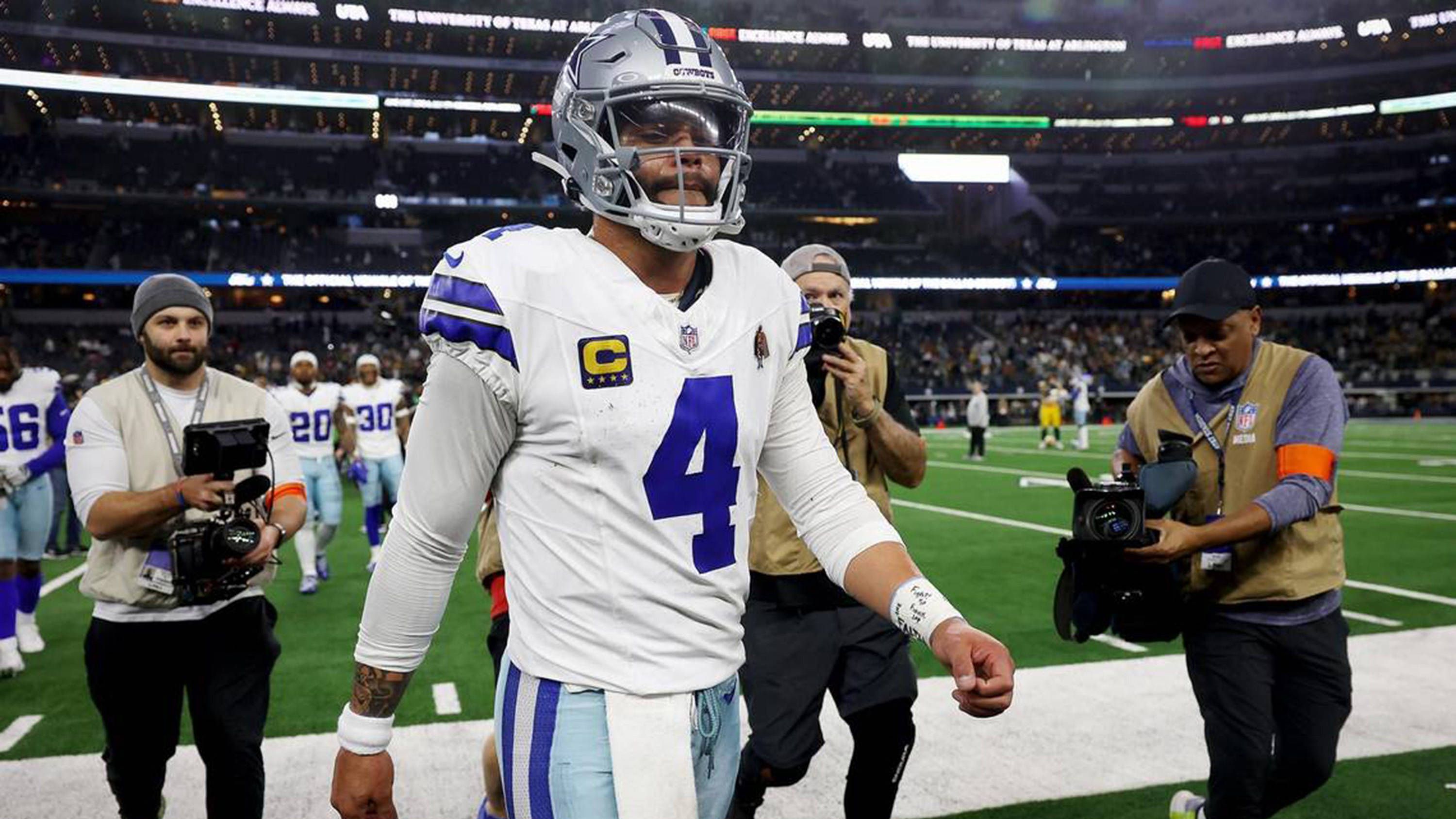 <strong>Dak Prescott (Dallas Cowboys)<br></strong>Bislang galt eine Vertragsverlängerung von Dak Prescott als wahrscheinlichste Lösung. Doch nach den jüngsten Aussagen von Jerry Jones sind Zweifel angebracht. "Wir müssen das nicht machen", wird der Cowboys-Besitzer auf der klubeigenen Homepage zitiert, als er auf eine Verlängerung des Deals mit dem Quarterback angesprochen wurde. Der aktuelle Vertrag des Spielmachers läuft im nächsten Jahr aus.