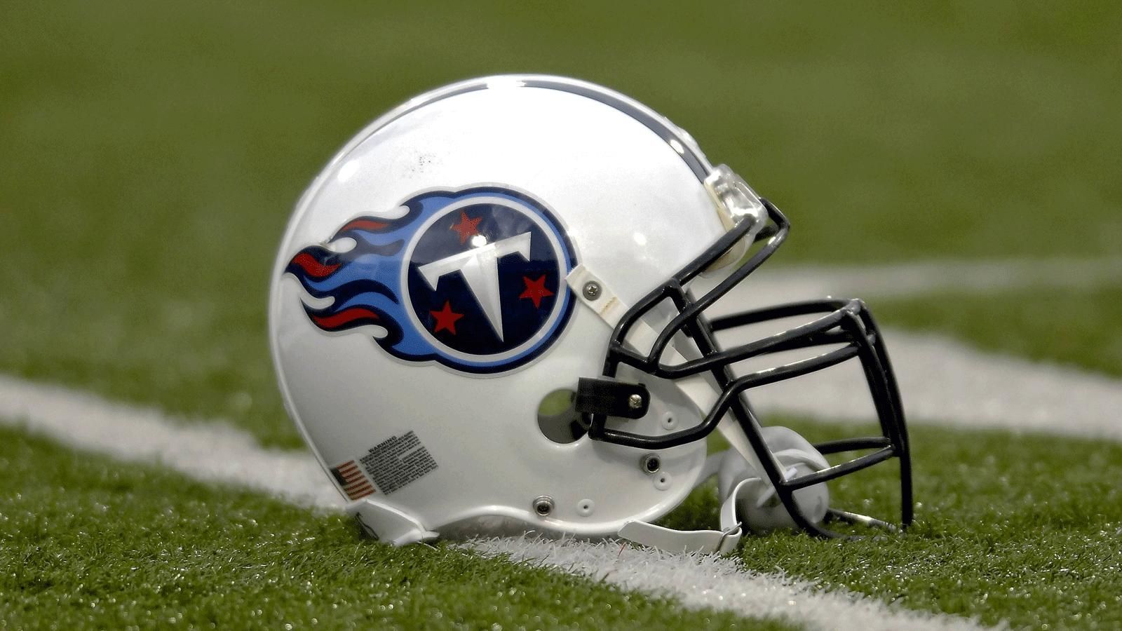 
                <strong>Tennessee Titans</strong><br>
                Die Tennessee Titans sind der Nachfolger der Houston Oilers und hießen 1997 und 1998 daher noch Tennessee Oilers. Der Besitzer Bud Adams wollte allerdings einen neuen Namen. Weil Nashville griechische Einflüsse hat und gerne als "das Athen des Südens" bezeichnet wird, wünschte sich der Owner einen Namen mit heldischen Bezügen. Aus vielen Vorschlägen wurde daher Titans ausgewählt. "Wir wollten einen Namen, der Stärke, Führungs- und Heldenqualitäten aussagt", erklärte Adams damals.
              