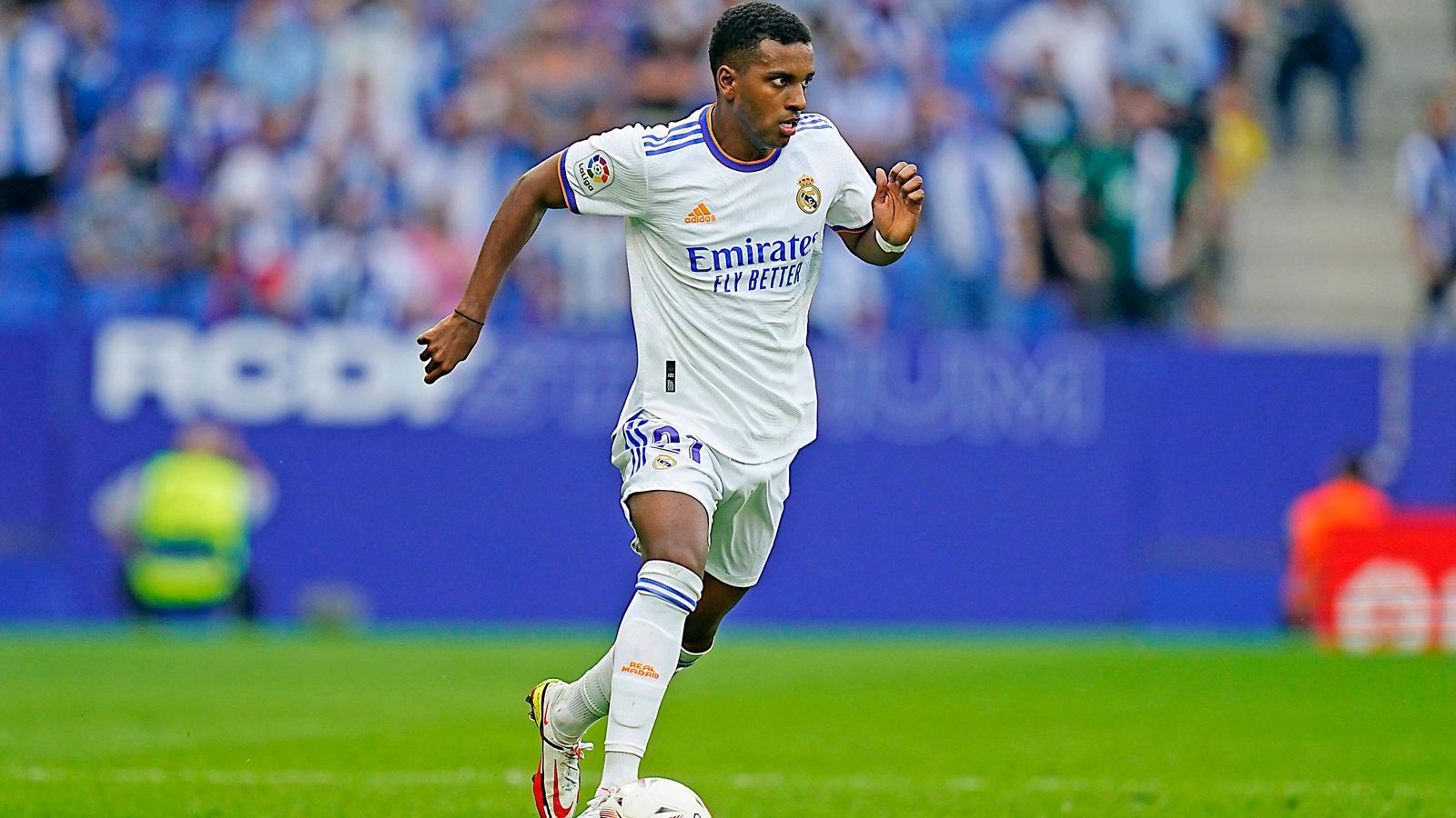 
                <strong>Rodrygo (Real Madrid)</strong><br>
                Position: Rechtsaußen - Alter: 20 Jahre - Vertrag bis: 2025
              