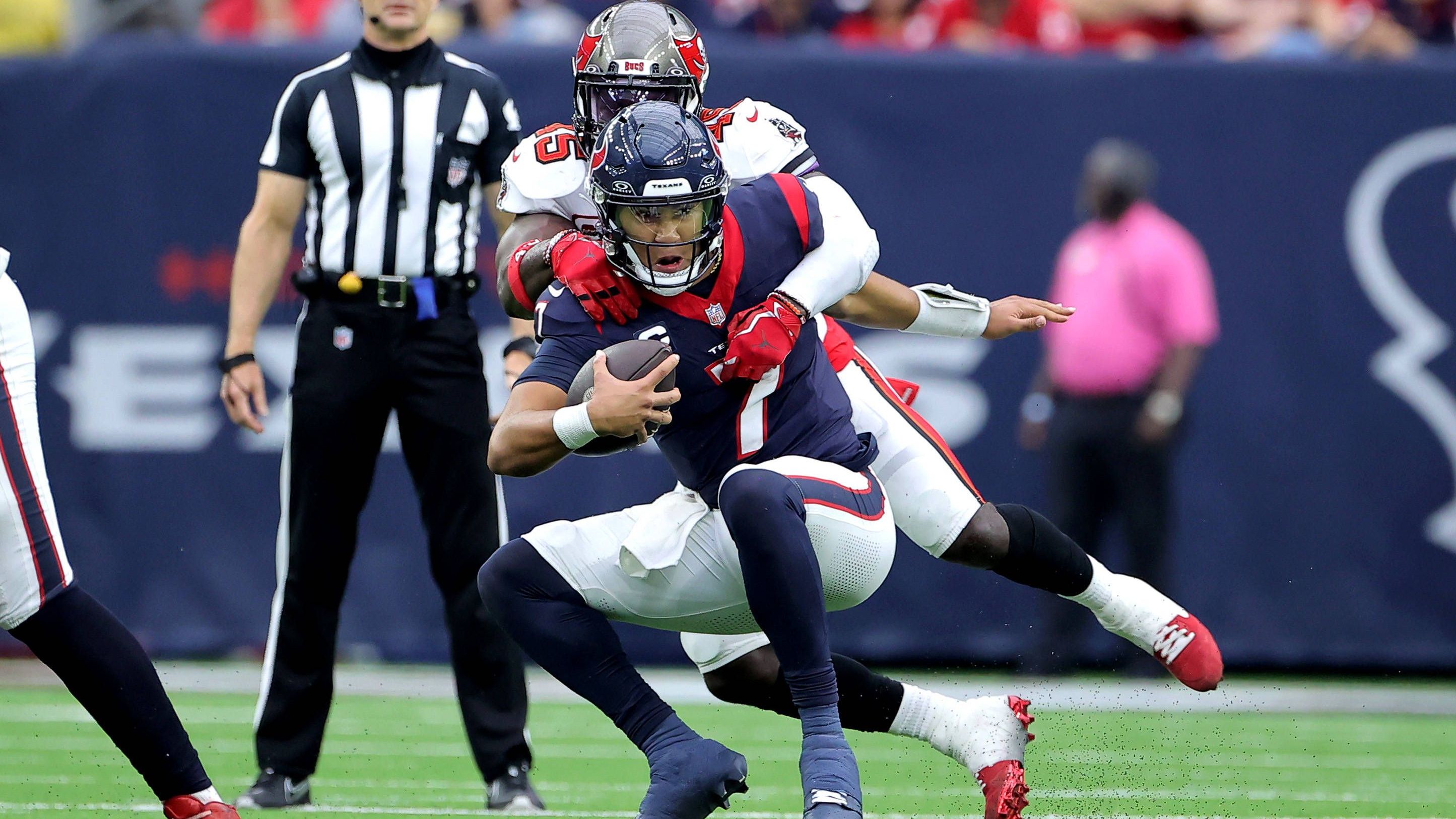 <strong>6. Platz: Houston Texans</strong><br>Zugelassene Sacks: 47<br>Raumverlust durch zugelassene Sacks: <strong>405 Yards</strong><br>Spieler: C. J. Stroud (38; 331 Yards), Case Keenum (6; 60 Yards), Davis Mills (2; 13 Yards), Tank Dell (1; 1 Yard)