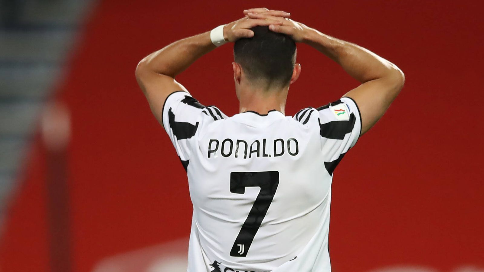 
                <strong>Italien: Rennen um die Champions League</strong><br>
                Juventus Turin (75 Punkte) droht das große Fiasko, die "Alte Dame" hat die CL-Quali nicht mehr in der eigenen Hand. Neben einem verpflichtenden Sieg gegen Bologna ist der Fünfplatzierte außerdem auf Schützenhilfe auf fremden Plätzen angewiesen. Sowohl gegen Atalanta Bergamo (2., 78 Punkte) als auch gegen den AC Mailand (3., 76 Punkte) ging der direkte Vergleich verloren, zudem hat die SSC Neapel (4., 76 Punkte) wesentlich mehr Treffer als der italienische Rekordmeister erzielt und würde bei Punktgleichheit daher vor Juve stehen, weil der direkte Vergleich unentschieden endete.
              