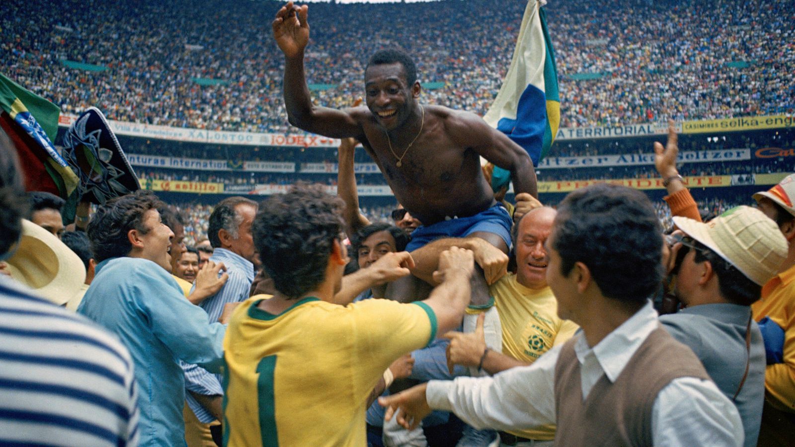 <strong>Manuel Neuer: Pele</strong><br>Etwas klassischer legt es hingegen Manuel Neuer an, der sich gemeinsame Spiele mit der brasilianischen Legende Pele gewünscht hätte. Der einstige Stürmer führte die Selecao zu drei WM-Titeln (1958, 1962, 1970) und spielte in seiner späteren Karriere unter anderem mit Franz Beckenbauer bei Cosmos New York. Im Dezember 2022 verstarb Pele im Alter von 82 Jahren.&nbsp;