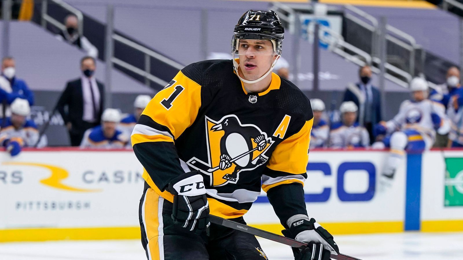 
                <strong>Jewgeni Malkin (Pittsburgh Penguins)</strong><br>
                Der Center geht in die letzte Saison seines 2013 unterzeichneten Acht-Jahres-Vertrags. Aufgrund einer Knie-OP hat er die ersten Wochen der Saison verpasst, inzwischen ist er aber zumindest wieder ins Training zurückgekehrt. Der 35-Jährige kam in der vergangenen Saison mit 28 Punkten (acht Tore, 20 Assists) in 33 Spielen und 0,85 Punkten pro Spiel auf seine schlechteste Ausbeute. In der Geschichte der Penguins belegt Malkin mit 1.104 Punkten und 680 Assists den dritten und mit 424 Toren den vierten Rang. Er ist mit 940 NHL-Spielen hinter Sidney Crosby (mehr als 1.040 Einsätze) der Spieler mit den zweitmeisten Einsätzen der Franchise-Geschichte und hat den Stanley Cup dreimal gewonnen (2009, 2016, 2017).
              