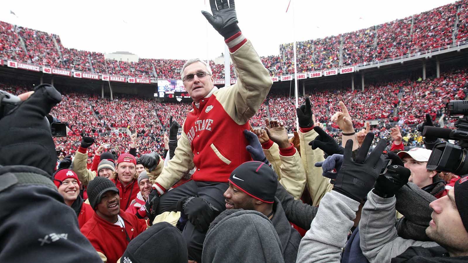 
                <strong>Ohio State Buckeyes gewinnen College-Football-Finale</strong><br>
                Die Ohio State Buckeyes sorgen im Finale des College-Football-Turniers für eine Sensation. Als klarer Underdog schocken die Buckeyes die Nation und gewinnen gegen den haushohen Favoriten Miami Hurricanes mit 31:24. Allerdings sorgt eine sehr fragwürdige Flagge bei einem vierten Versuch gegen die Hurricanes für heftige Diskussionen. Dank der Strafe gelingt es den Buckeyes, einen Touchdown zu erzielen und damit das Spiel in der Verlängerung zu gewinnen. 2021 könnte die Universität aus Ohio erneut den Titel im College-Football-Finale (in der Nacht vom 11.01. auf den 12.01. ab 01:40 Uhr Live auf ProSiebenMAXX und ran.de) gegen die Alabama Crimson Tide einfahren.
              