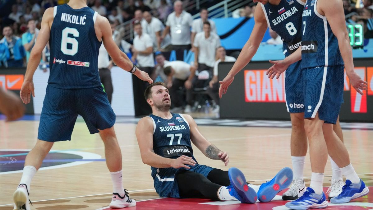 Am Boden: Luka Doncic (Mitte)