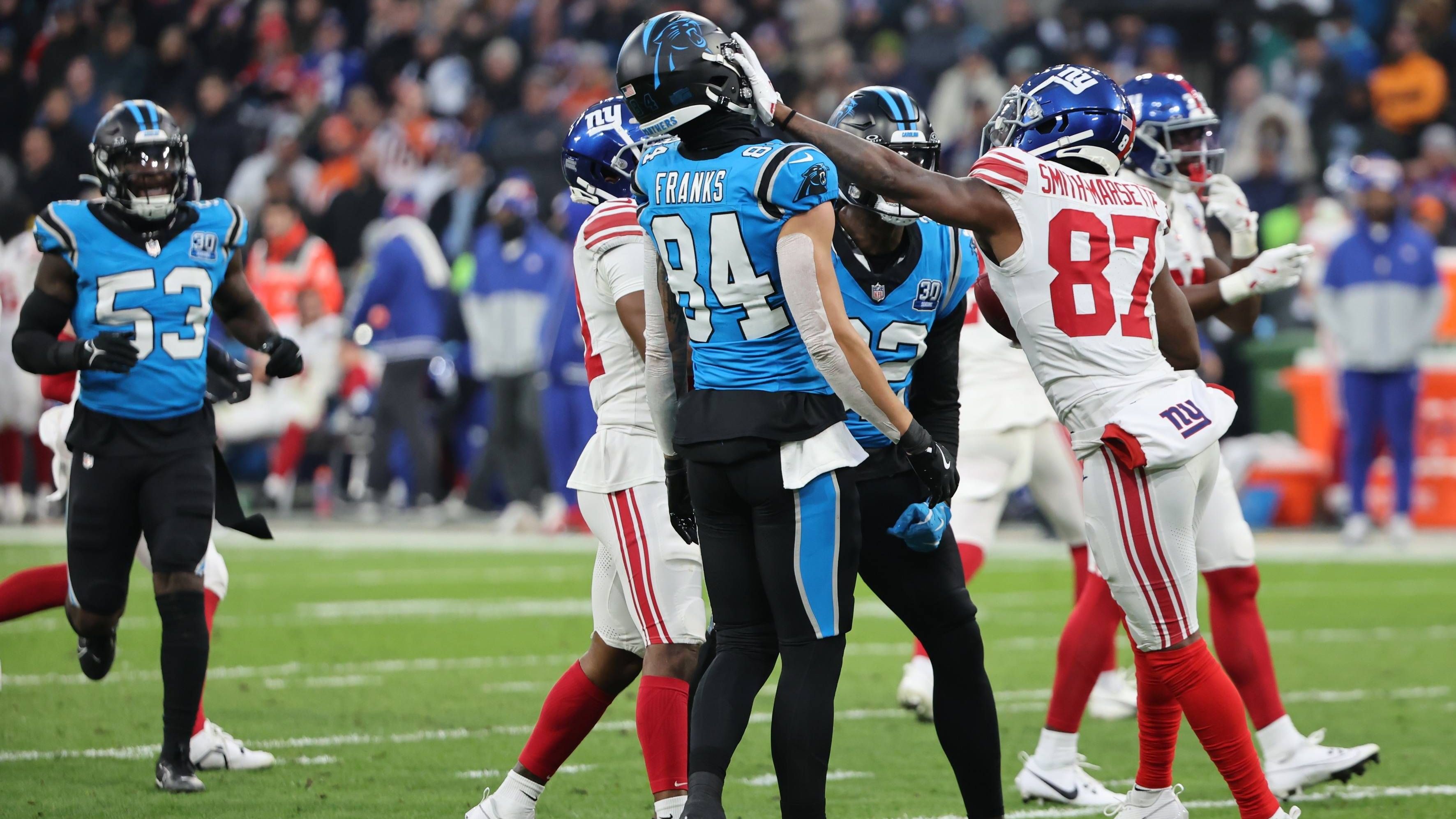 <strong>NFL: Die krassesten Bilder zum Munich Game 2024</strong><br>Respektlos! Statt einen ordentlichen Punt Return abzuliefern, schlug Izmir Smith-Marsette seinem Gegenspieler gegen den Helm und hatte Glück, von den Referees nicht des Feldes verwiesen zu werden.