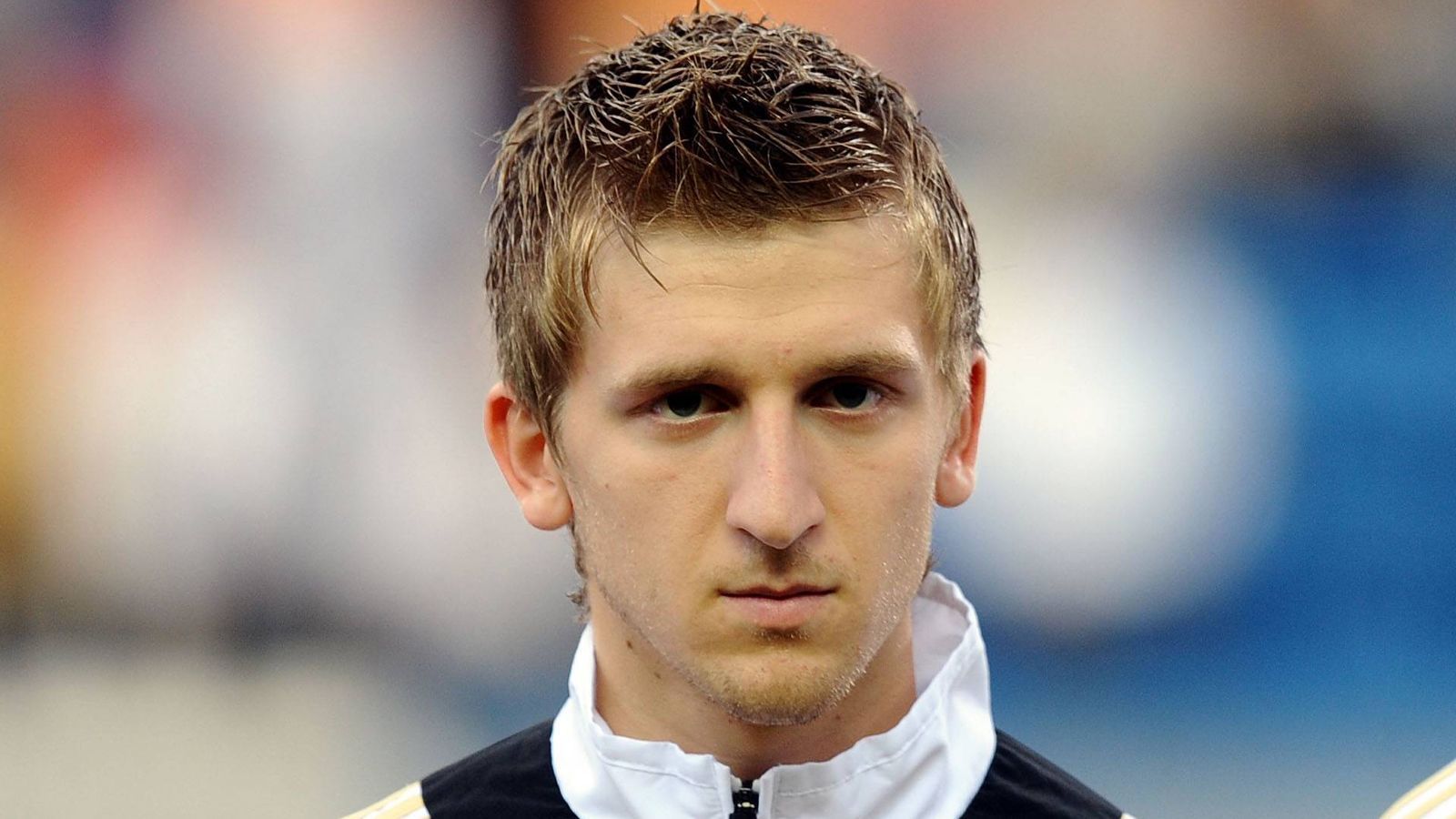 
                <strong>Marko Marin</strong><br>
                Wo wir gerade über Spieler sprechen, die häufig den Verein gewechselt haben. Auch Marko Marin gehörte zur EM-Truppe von 2009. Seine Vita: Gladbach, Bremen, Chelsea, FC Sevilla, AC Florenz, RSC Anderlecht, Trabzonspor, Olympiakos Piräus, Roter Stern Belgrad. Bei letzterem Verein hat er noch Vertrag bis 2021.
              