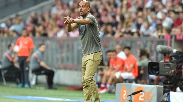 
                <strong>Pep Guardiola</strong><br>
                Pep dagegen gestikuliert wild. Kurz umdrehen, zur Bank. Schluck Wasser trinken. Wieder nach vorne. Er geht auf und ab, wie ein Tiger im Käfig.
              