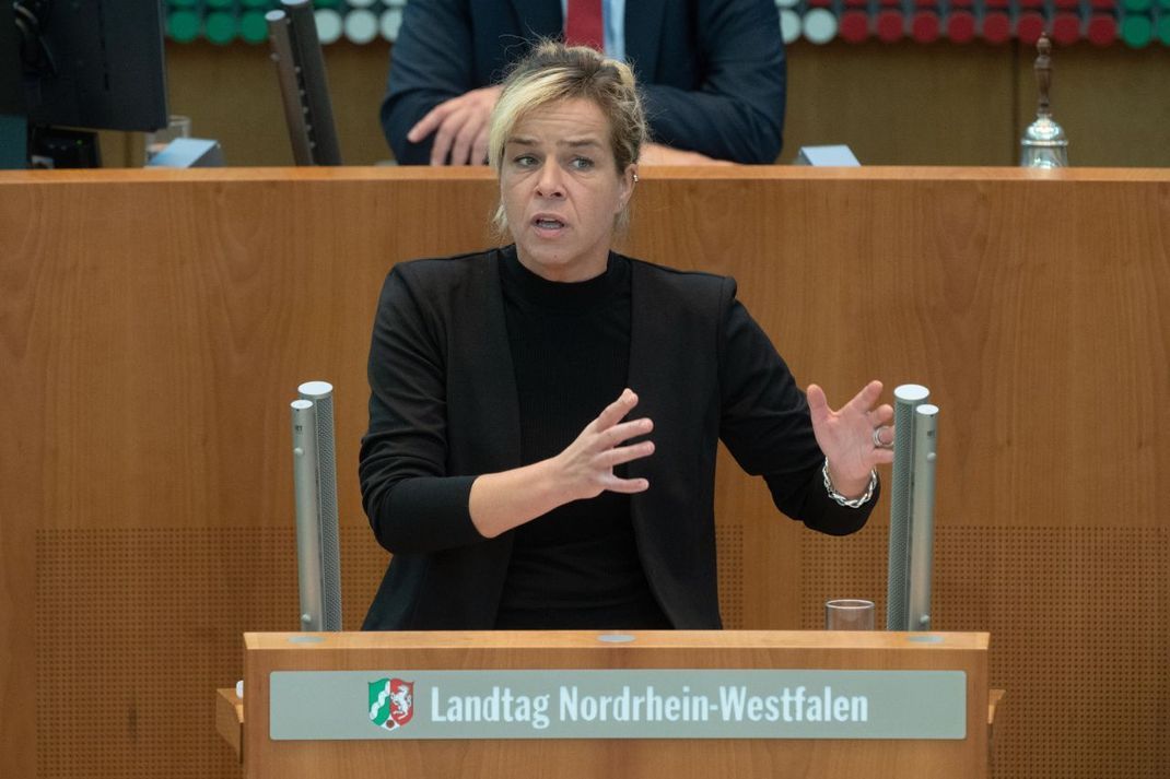 Die neue Landesregierung in Nordrhein-Westfalen, wo sehr viel Braunkohle gefördert wird, um Mona Neubaur (Grüne), NRWs Ministerin für Wirtschaft, Industrie, Klimaschutz und Energie, legte den Kohleausstieg kürzlich auf 2030 fest.