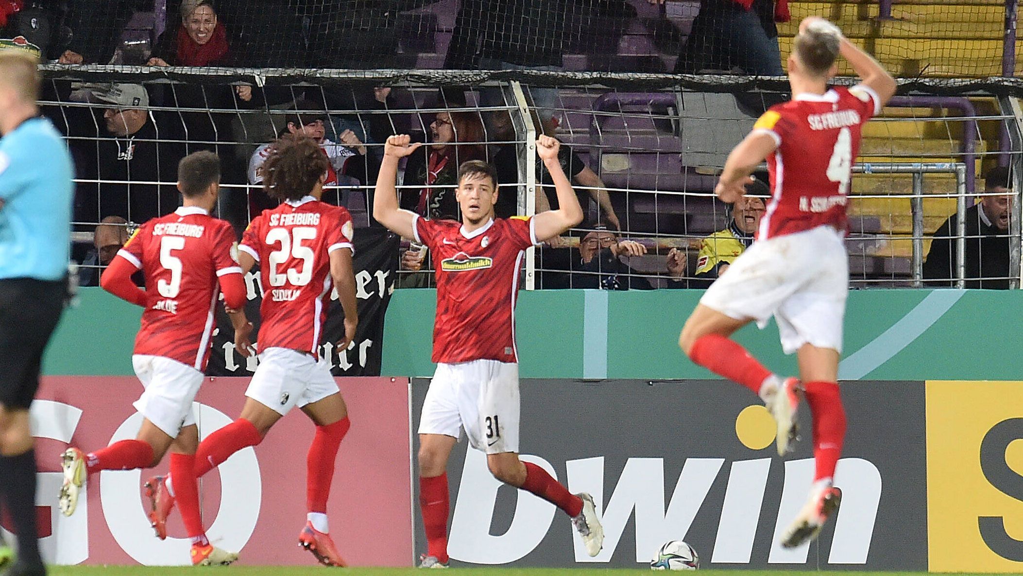 
                <strong>VfL Osnabrück - SC Freiburg</strong><br>
                Nach einem verrückten Spiel ist der SC Freiburg ins Achtelfinale des DFB-Pokals eingezogen. Vincenzo Grifo brachte die Freiburger in der 33. Minute in Führung. Der Drittligist aus Osnabrück stemmte sich mit aller Kraft gegen die drohende Niederlage und schaffte in der siebten Minute der Nachspielzeit doch noch den 1:1-Ausgleich durch Lukas Gugganig. Und der VfL legte nach. Sebastian Klaas erzielte in der 108. Minute nach einem Lauf über das halbe Spielfeld die 2:1-Führung und ließ das Stadion an der Bremer Brücke beben. Doch Freiburg konnte noch einmal kontern und Keven Schlotterbeck köpfte kurz vor Ende der Verlängerung zum erneuten Ausgleich ein. Im Elfmeterschießen glänzte Keeper Benjamin Uphoff auf Freiburger Seite mit drei Paraden und sicherte den Breisgauern doch noch den Einzug in die Runde der letzten 16. 
              