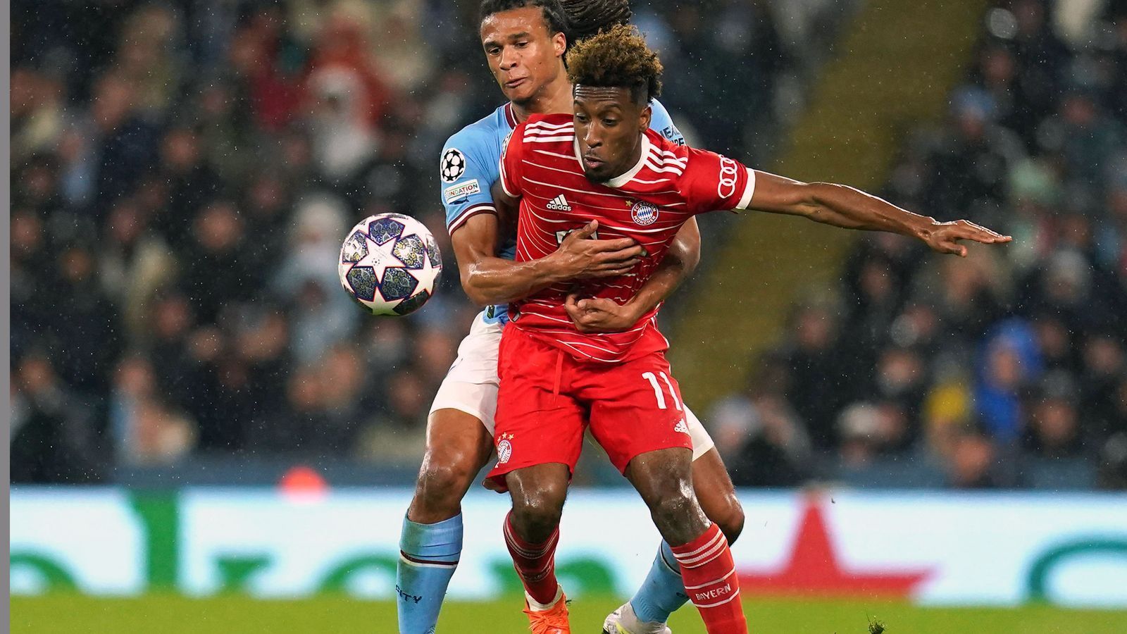 
                <strong>Kingsley Coman (FC Bayern München)</strong><br>
                Bemüht, aber ohne Mut, den Abschluss zu suchen. Gerade anfangs zu passiv, weswegen ihn Tuchel in einer Spielunterbrechung sogar von der anderen Platzseite zu sich zitiert. In der Folge durchaus fintenreich, einen "magischen Moment" kann er aber trotzdem nicht kreieren. ran-Note: 4
              