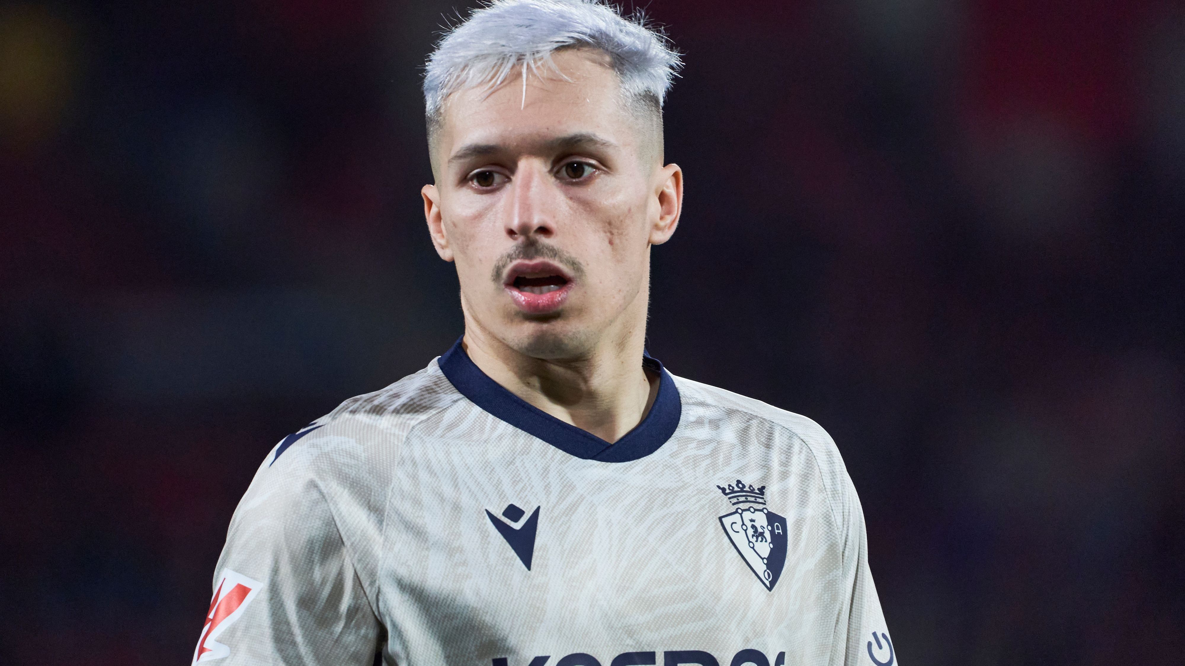 <strong>Bryan Zaragoza (CA Osasuna)</strong><br>Zaragoza konnte bei CA Osasuna in 27 Spielen sieben Scorer-Punkte sammeln. Er hätte sich einen neuen Angriff auf den Bayern-Kader vorstellen können. Doch Trainer Vincent Kompany ist offenbar nicht überzeugt. Der 23-Jährige ist demnach nicht einmal für die Klub-WM eingeplant. Die Bayern wollen Zaragoza am liebsten direkt verkaufen und nicht wieder verleihen. Er hat noch einen Vertrag bis 2029. Celta Vigo, Real Betis und Villareal können sich laut "Sky" einen Deal vorstellen. Es soll auch lose Anfragen aus Italien und England geben.