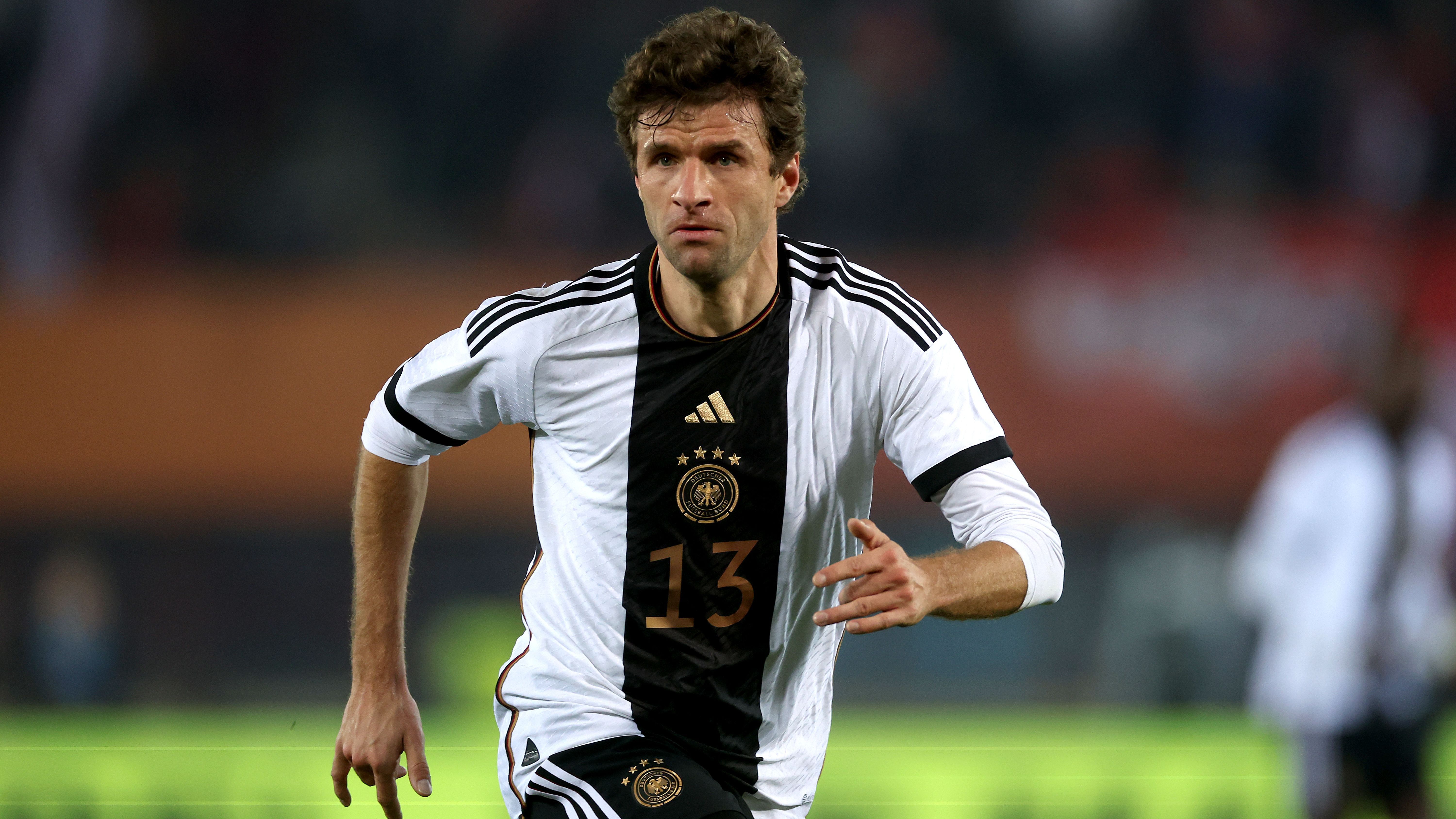 <strong>Thomas Müller</strong><br>Müller erging es 2019 wie Hummels - auch er wurde im Zuge des von Löw eingeleiteten Umbruchs aus der Nationalelf "geworfen". Doch auch für den Offensivspieler des FC Bayern gab es Mitte 2021 das Comeback. Im Gegensatz zu Hummels war er Teil des WM-Kaders 2022 in Katar.