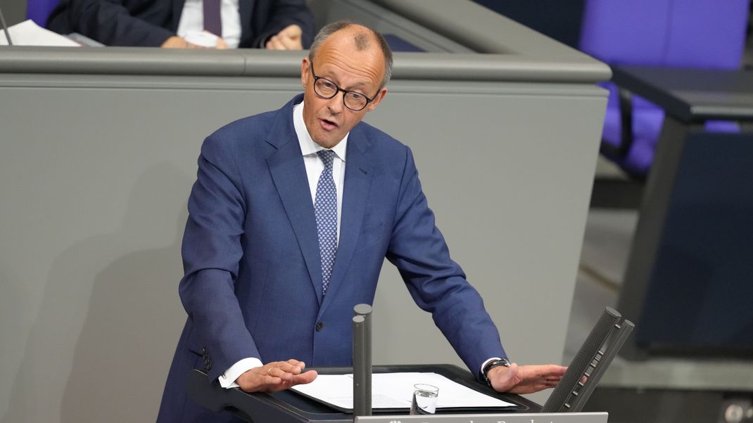 Friedrich Merz fordert ein verpflichtendes Gesellschaftsjahr für junge Deutsche, das Wehrpflicht und gesellschaftliche Aufgaben kombiniert.