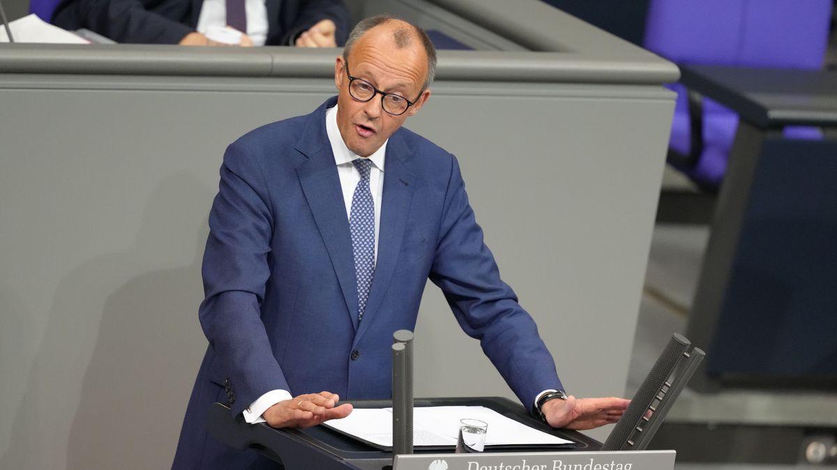 Friedrich Merz fordert ein verpflichtendes Gesellschaftsjahr für junge Deutsche, das Wehrpflicht und gesellschaftliche Aufgaben kombiniert.