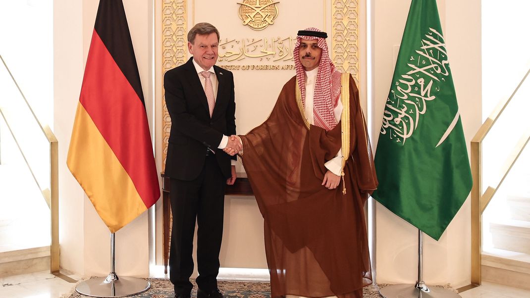 Saudi-Arabien: Bundesaußenminister Johann Wadephul wird von Faisal bin Farhan, dem Außenminister von Saudi-Arabiens, in Riad empfangen. urn:newsml:dpa.com:20090101:250614-911-004556
