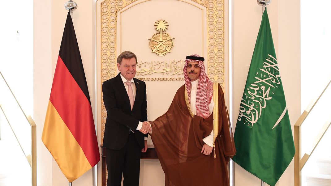 Saudi-Arabien: Bundesaußenminister Johann Wadephul wird von Faisal bin Farhan, dem Außenminister von Saudi-Arabiens, in Riad empfangen.