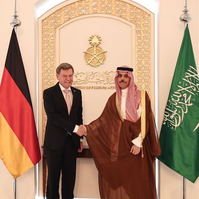 Saudi-Arabien: Bundesaußenminister Johann Wadephul wird von Faisal bin Farhan, dem Außenminister von Saudi-Arabiens, in Riad empfangen. urn:newsml:dpa.com:20090101:250614-911-004556