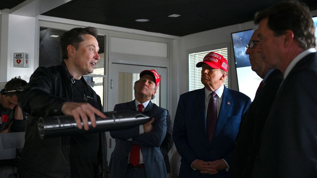 Der Start erfolgte im Beisein des künftigen US-Präsidenten Donald Trump und von SpaceX-Chef Elon Musk.