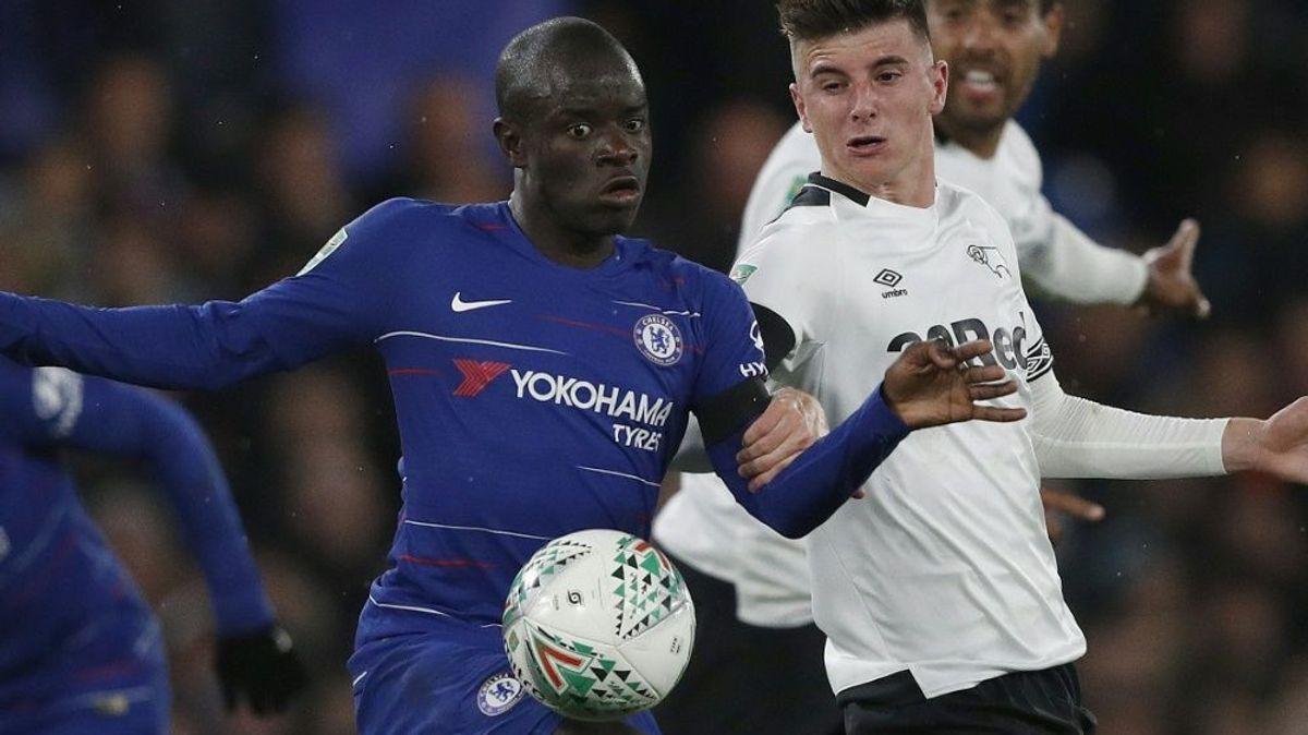 Weltmeister N'Golo Kante (l.) verlängert seinen Vertrag