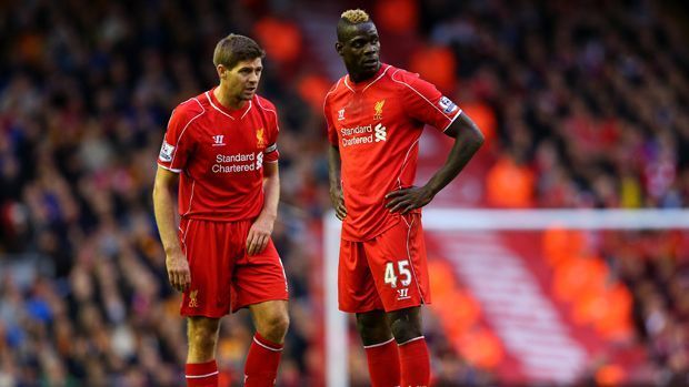 
                <strong>Elfmeter-Zoff mit Gerrard</strong><br>
                2014: Beim FC Liverpool ist die Rangliste klar: In Abwesenheit von Steven Gerrard schießt Ersatzkapitän Jordan Henderson die Strafstöße. Balotelli hat sich in der Europa League gegen Besiktas den Ball geschnappt. Auch wenn er verwandelt hat, sagt Gerrard dazu: "Das war ein wenig boshaft von Mario. Regeln sind nun mal Regeln."
              