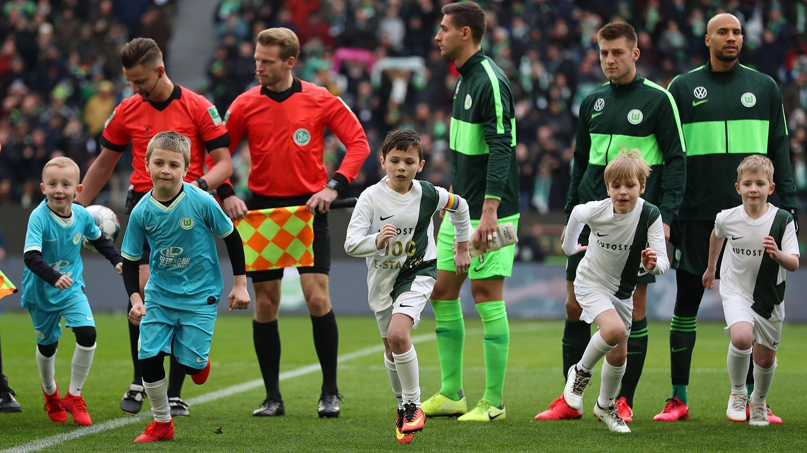 
                <strong>Keine Einlaufkinder, keine Handshakes</strong><br>
                Auf folgende Dinge wird rundum die Spiele ebenfalls verzichtet: Einlaufkinder, Maskottchen, Mannschaftsfotos und Handshakes. 
              