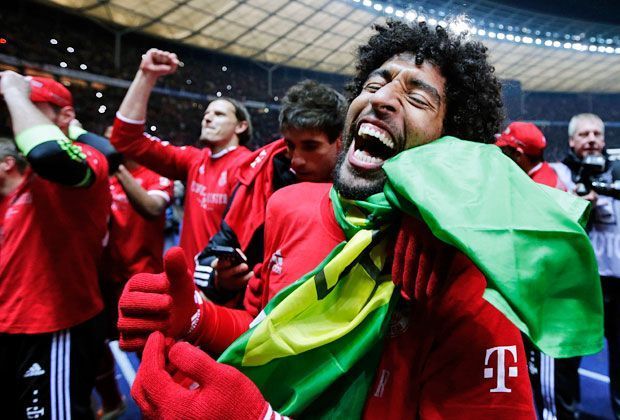 
                <strong>Bayerns Meister-Tag in Berlin</strong><br>
                Dante auf Kuschelkurs. Der Verteidiger freut sich über seine zweite Meisterschaft.
              