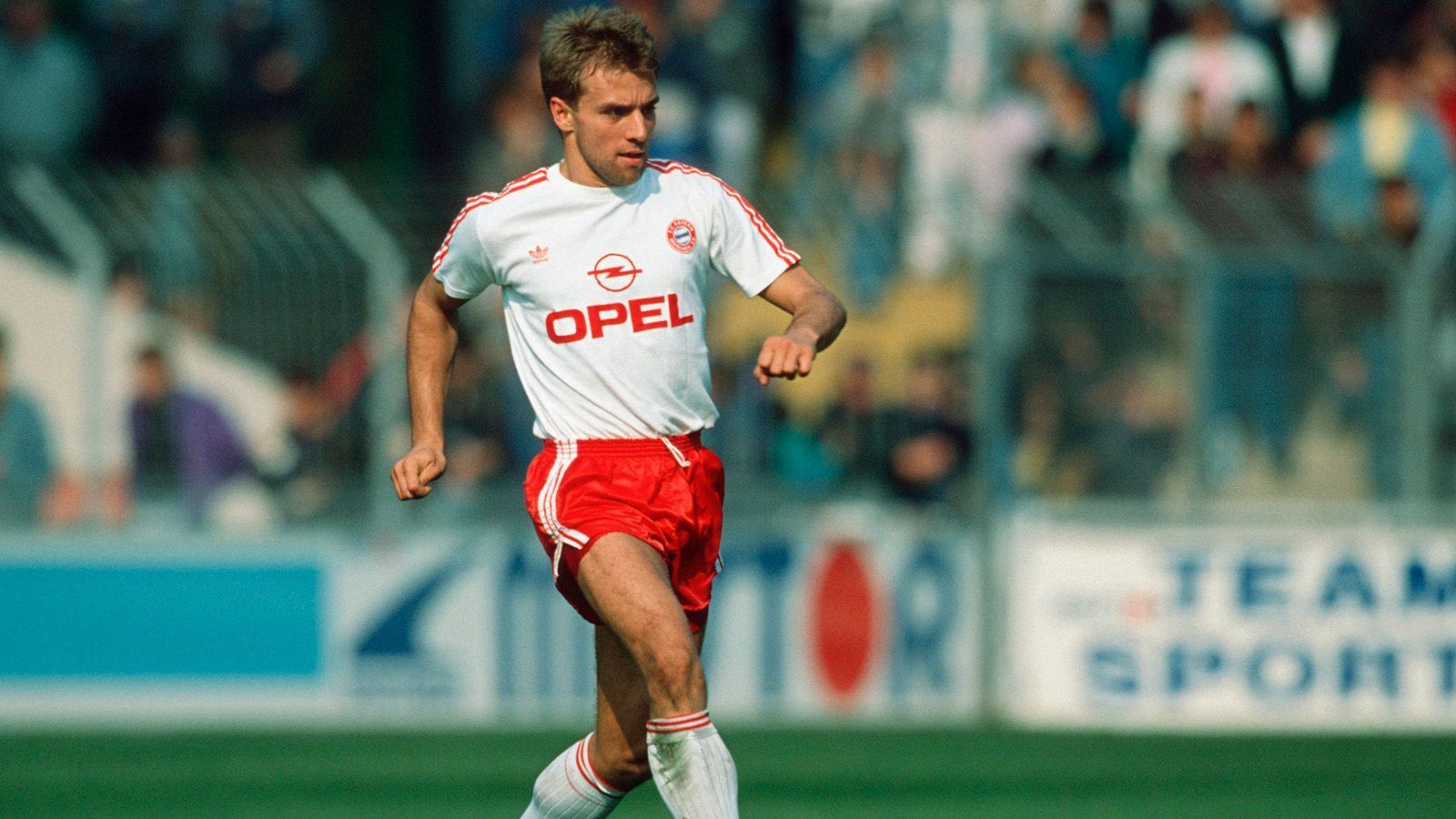 
                <strong>Hansi Flick </strong><br>
                Er ist nicht nur Gnabrys Triple-Trainer, sondern auch sein Rückennummer-Vorgänger. Hans-Dieter "Hansi" Flick wählte die #7 als seine erste Nummer beim FC Bayern aus. In den Neunzigern trug er sie außerdem im Dress des 1. FC Köln. 
              