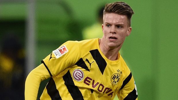 
                <strong>Dzenis Burnic (18 Jahre)</strong><br>
                Dzenis Burnic (18 Jahre). Der zentrale Mittelfeldspieler ist einer der Top-Scorer des Teams. In 29 Spielen schoss er acht Tore und gab zwölf Vorlagen. Wie Passlack gehörte auch Burnic zu der erfolgreichen U17-Mannschaft der vergangenen Jahre. Der deutsche U18-Nationalspieler besitzt auch die bosnische Staatsbürgerschaft.
              