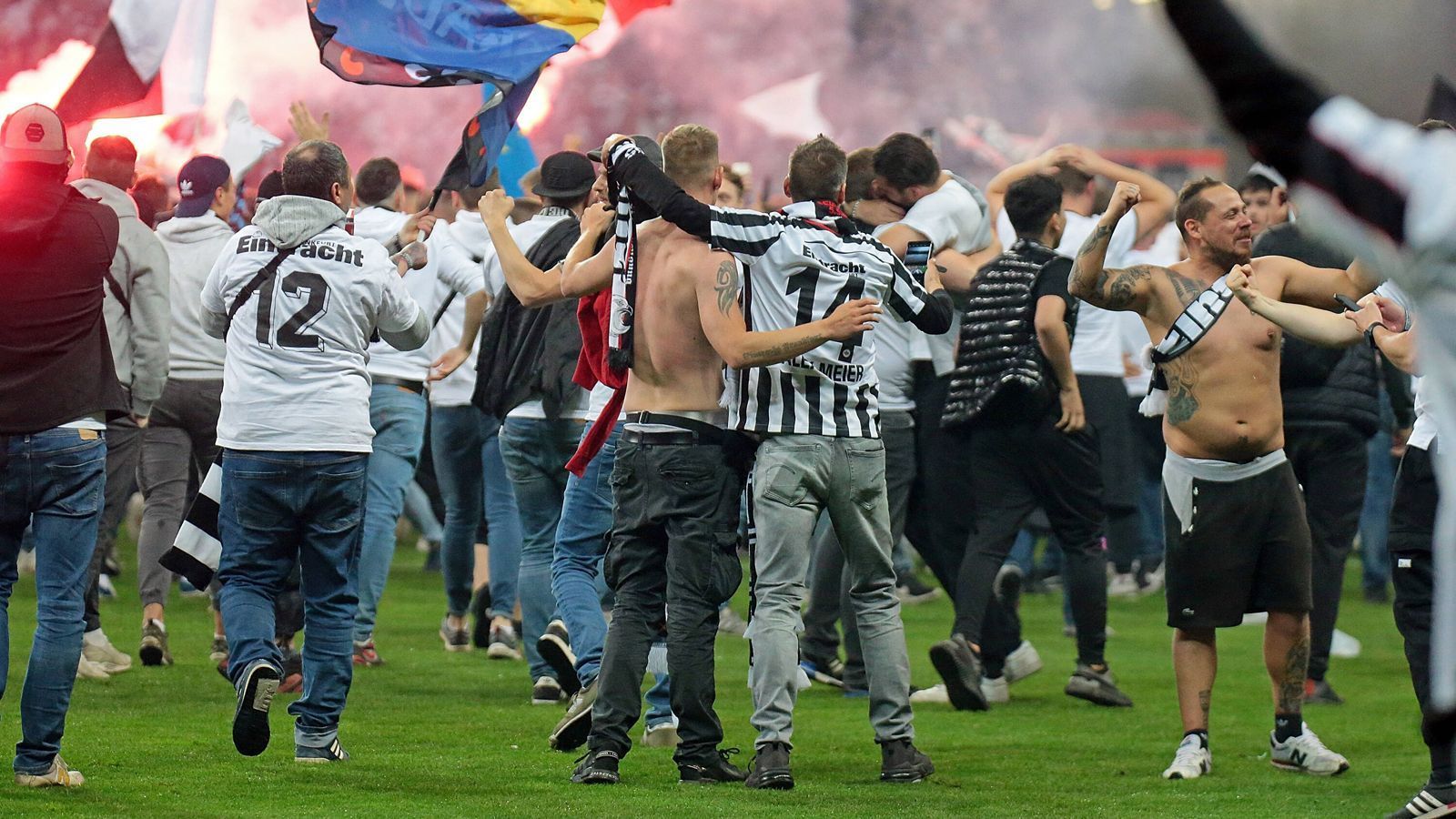 
                <strong>Platzsturm in Frankfurt: SGE-Fans gehen nach Finaleinzug gegen West Ham United steil</strong><br>
                
              